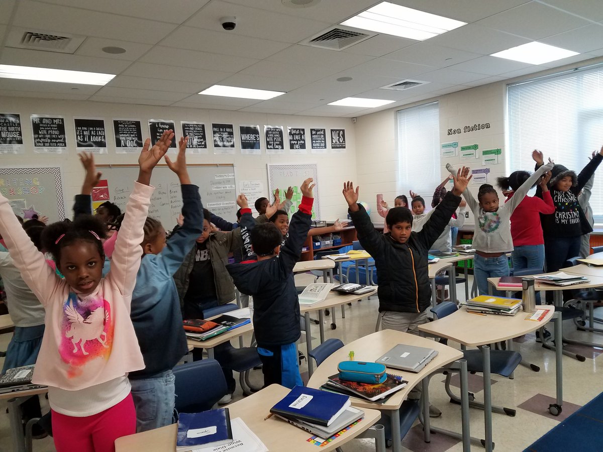 SraChupnick's tweet photo. Playing Vuelta Rápida to practice describing our personality traits in Spanish and connecting it with ELA in Gr4 @LyonsMill in Ms. Barer's class! @MsBarerLMES @BCPS_ELA https://t.co/bx0riPeUub