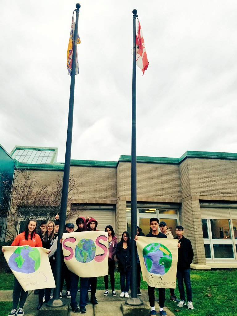 On #ClimateStrike today in BC, Canada, standing in solidarity with @gretathunberg who is on her 17th week of striking for the climate.
Students r on the right side of history. Which side will you have been on when ur children start gasping for breath?
#FridaysForFuture #COP24
