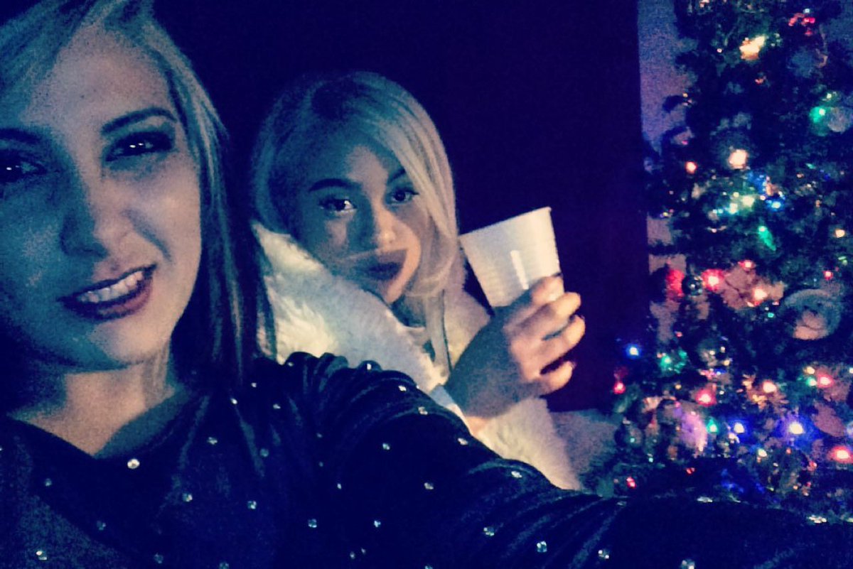 TheMagsVolta's tweet photo. Missing @demoniadorothy 🖤 #xmas2017 https://t.co/7IDeNmikEt
