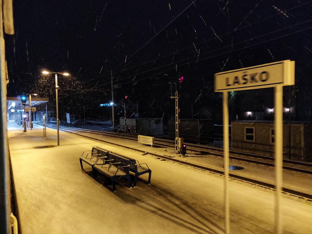 _DiningCar's tweet photo. I think there is no season where opening the windows is not a good idea 😍😍! This is at #EC159 "Croatia" from #Vienna🇦🇹 to #Zagreb🇭🇷, in a wonderful wagon of @slozeleznice 😍❤️! #FensterAuf #winterwonderland❄️ https://t.co/x6d1bfxE52