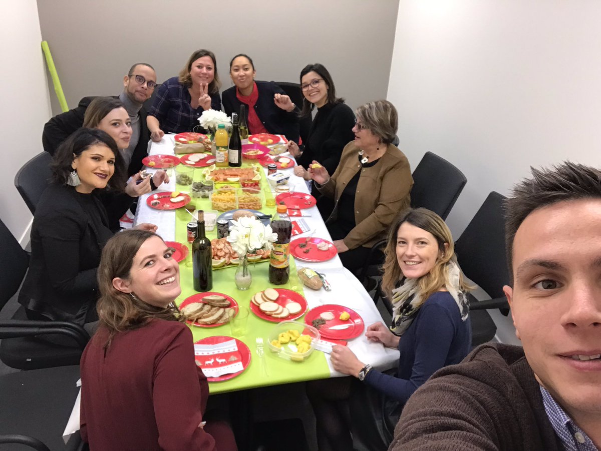 CourdesR's tweet photo. 1er repas de Noël avec les équipes de Cahors, Gourdon, la Banque Privée, sans oublier les ER ! 
Nous vous souhaitons à toutes et à tous de joyeuses fêtes de fin d’année aux côtés de vos proches 🎄🎉🎅🏼🍾 #convivialité #synergie https://t.co/2mT53ZxIzn