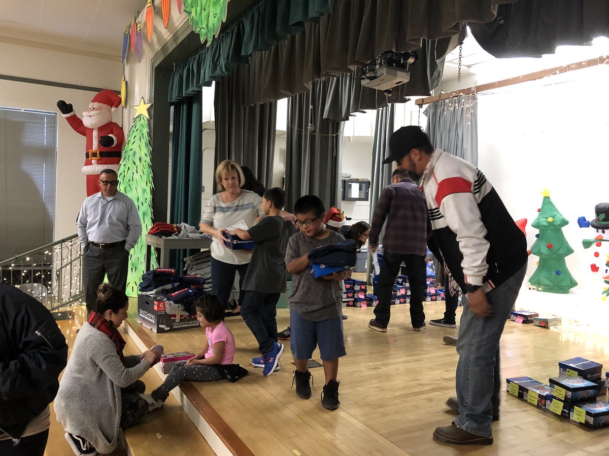 Denise_SoCalGas's tweet photo. As is now annual holiday tradition, #SoCalGas employees raised $5K to purchase shoes &amp; gift cards for students &amp; parents at Belvedere Elementary🎄🎁 @BelvedereBears @socalgas #EastLA #holidaycheer #teamsocalgas https://t.co/B9nahtYeO3