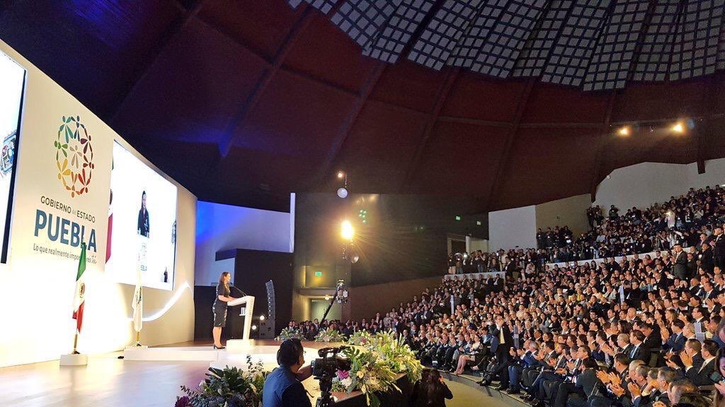 JLozanoA's tweet photo. Pues iba en serio aquello de que @lopezobrador_ no vendría a Puebla en estos días. Pero fue más allá. No tuvo siquiera la cortesía de enviar un representante a la ceremonia inaugural de @MarthaErikaA. Bonita institucionalidad👎🏻 https://t.co/RMwOrQNqVD
