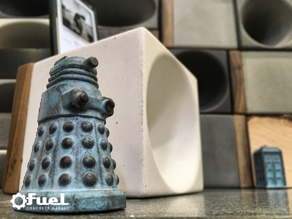 vcstudioinc's tweet photo. This beautiful little CUBE concrete+walnut passive phone amplifier is headed to London today! 
Look Who is stowing away for a lift home. 
DM or Etsy if you’d like one of our three passive amp designs. #iphonespeaker #industrialdecor #iphonedock #iphone #tardis #dalek https://t.co/mk9d14xVWy