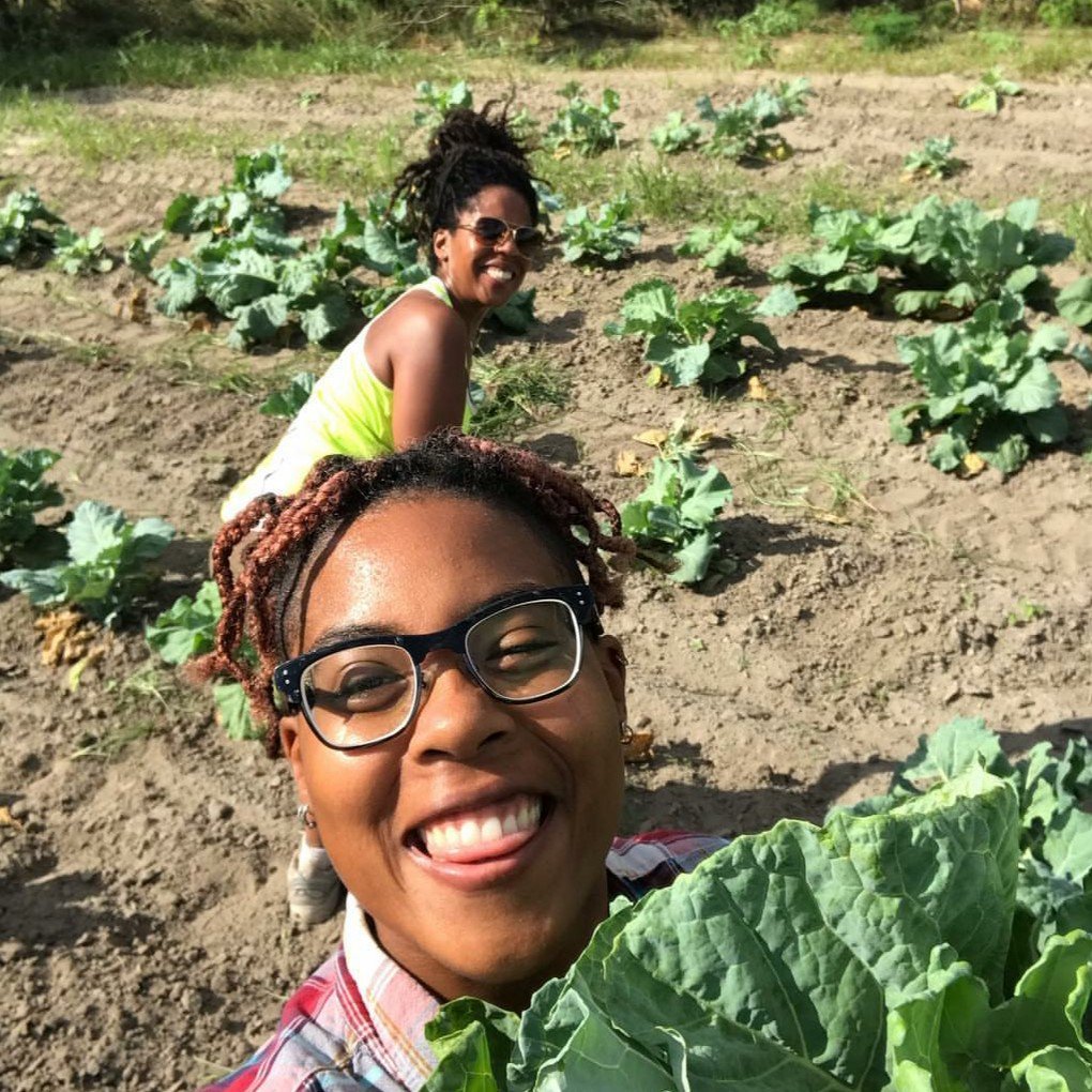 PassionPro_Blog's tweet image. "I think farming is an art form." 🍅🌽🥕 Check out our interview with Dallas, who plans to grow her passion by launching a community farm in eastern NC. Follow the link to read more! 💻 ow.ly/r5ml30mZBUA // 📷 by __happyblack__ on IG.
#creators #dreamers #makers #farming