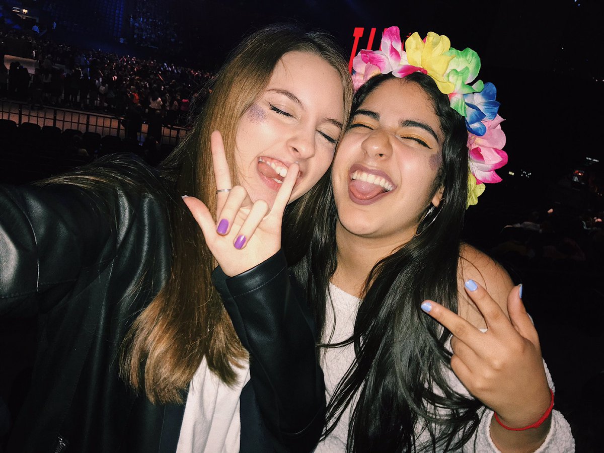 voguesmb's tweet photo. desde venezuela hasta Buenos Aires te amaremos siempre completamente💛🇻🇪 un sueño hecho realidad para nosotras verte en vivo después de tanto tiempo, te amamos con todo nuestro corazón, estamos mas que orgullosas de ti❤️ @TiniStoessel https://t.co/sz3o8JSDJC