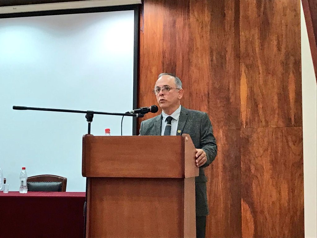 UNLoficial's tweet photo. El Dr. Max Encalada, Director de #InvestigaciónUNL, destaca los resultados del I #SimposioUNL. ¡La vinculación de todas las carreras hicieron posible este evento de gran impacto para la Región Sur del #Ecuador! https://t.co/UrZWgM51Mu