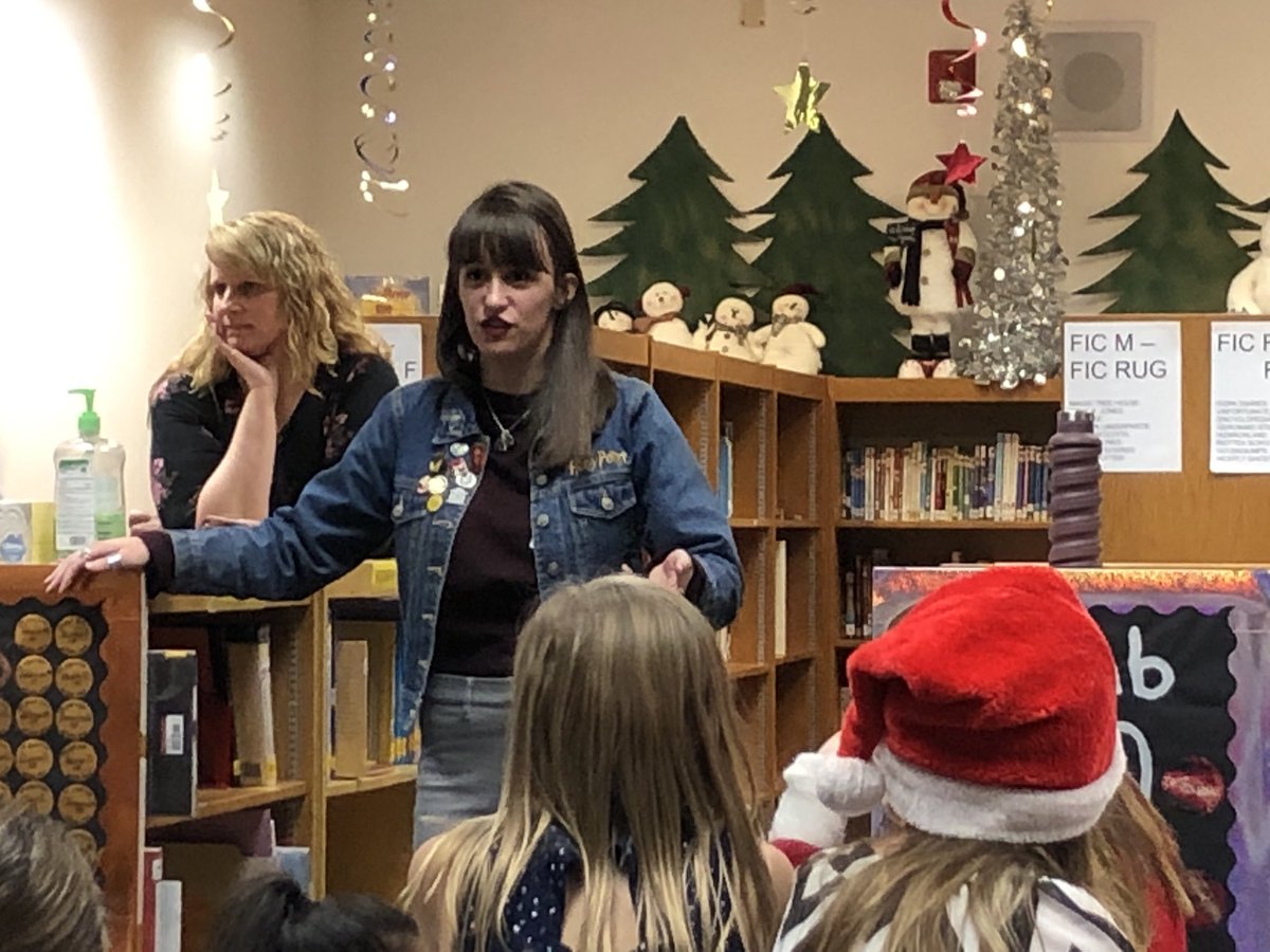 GOMV_EF's tweet photo. Live from NY! @EFWarriors Alum @ky_madden sharing how to turn your passion into your career. #ConLife #PotterCon #HarryPotter https://t.co/YXm2N13DnG