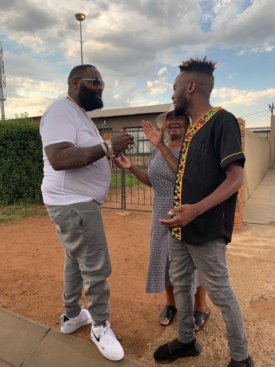 KwestaDaKAR's tweet photo. Les'gubhu sing'khumbuza ka Gogo... Ngisasey'putsununu💯💯

#DZyTydKwesta #Bawssss 🚀🚀🚀 https://t.co/goMFHaSjTU