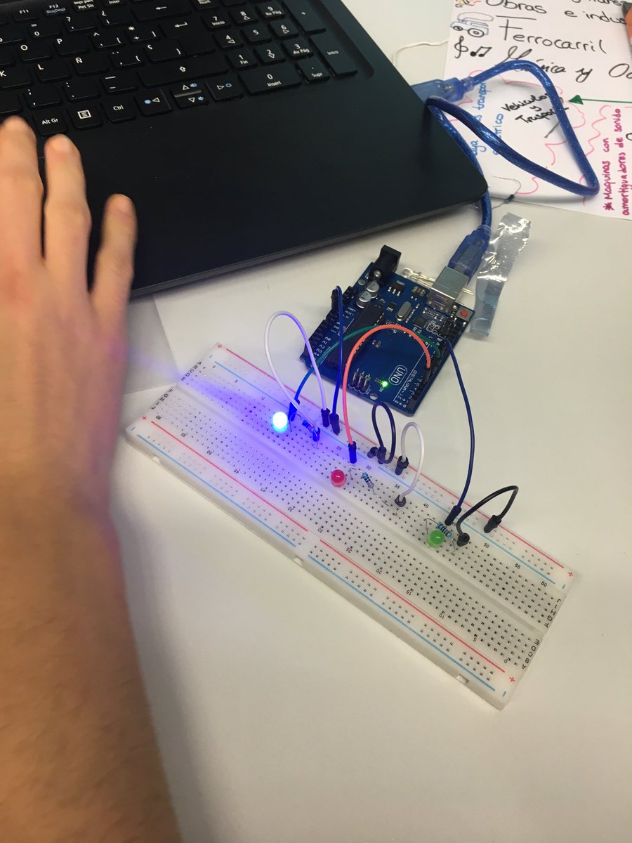 deustoLearning's tweet photo. Aprendemos a programar @arduino con los chicos y chicas de @bakuva 😀🖥️🔌 https://t.co/YsOUpGBgM6
