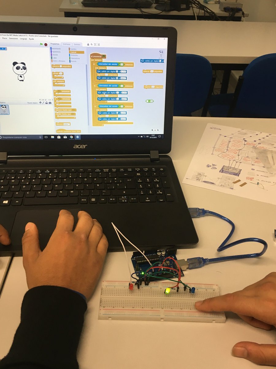 deustoLearning's tweet photo. Aprendemos a programar @arduino con los chicos y chicas de @bakuva 😀🖥️🔌 https://t.co/YsOUpGBgM6