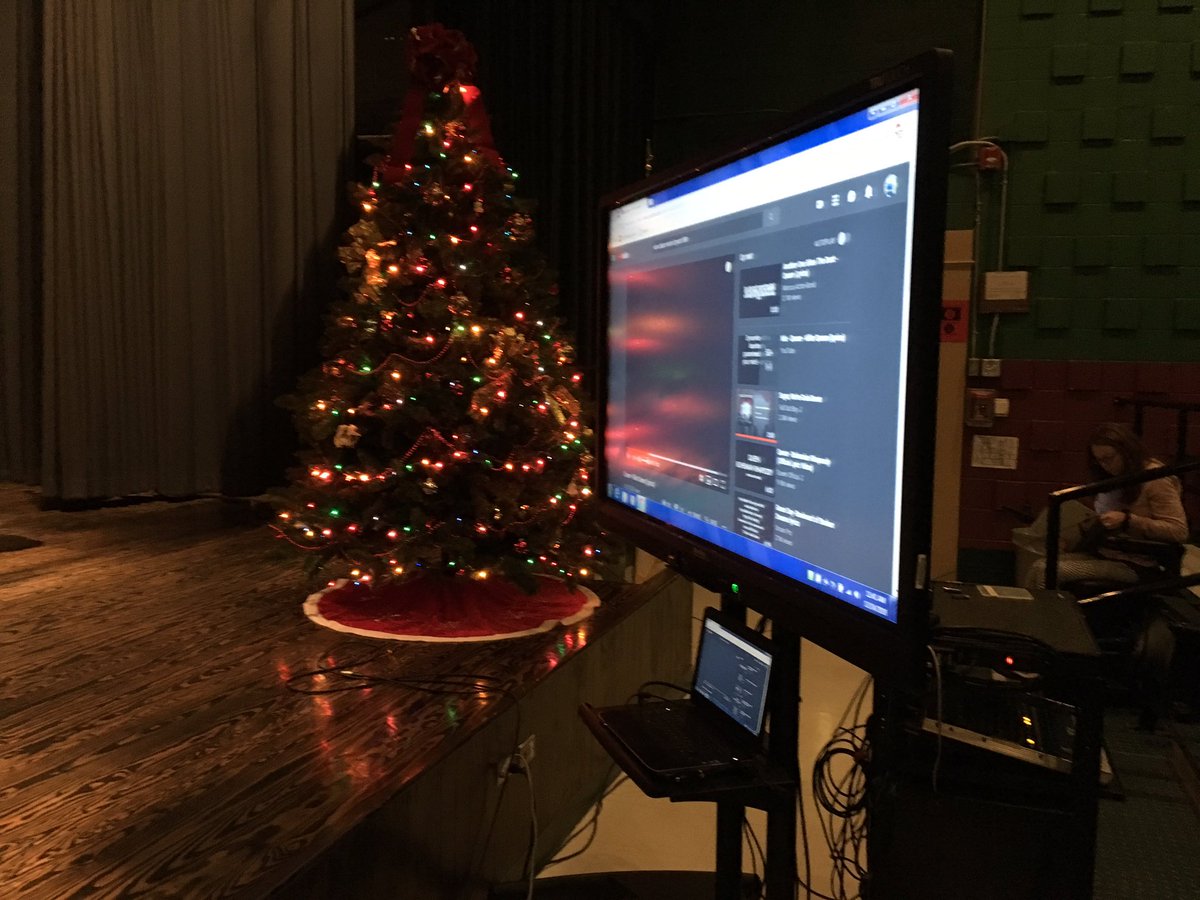 mygrtadventure's tweet photo. Christmas Caroloke starts NOW!!!! #weekofcheer #sjhstrojans #SJhasALLtheFUN https://t.co/jEwibOItIN