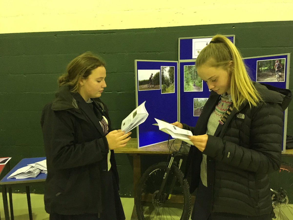 NicolaRogersMFL's tweet image. Great to see pupils carefully choosing their activities for next term at our Activities Fair! #PupilDevelopment