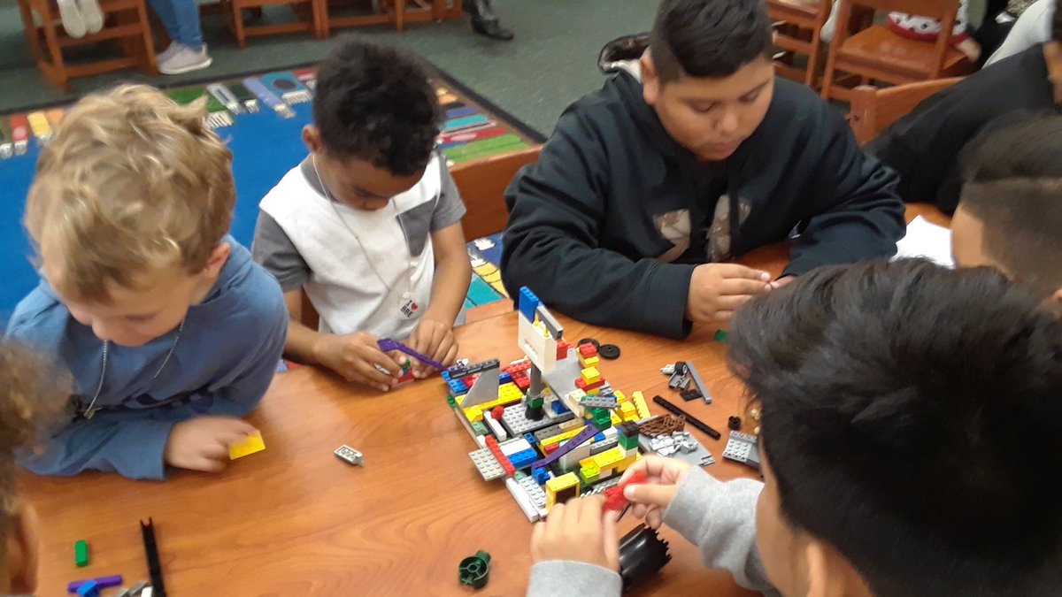 SusanMoneyhon's tweet photo. Mrs. Comic's 5th graders help their kinder buddies in Ms.Valdez class with library maker space. #shinebrightbbe #LockhartLeading https://t.co/2G46iHCLnR