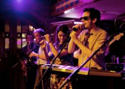 TheOliverPlunk's tweet image. #OpLiveMusic TONIGHT!!

5pm @LeeSessionsCork
9.30pm #CosmicFunk
12am @andydunnemusic

#FriskyWhiskeyBar (Upstairs)

7pm #TheFrets
10pm #NewBedford
12.30am #BinarySunset

@corklivemusic @corknightlife @whazoncork