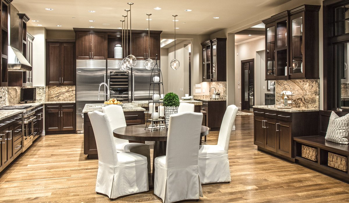 SDSmithHomes's tweet photo. Intimate dining space featured in our modern kitchen with beautiful dark cabinetry.
#kitchendesign #kitcheninterior #diningtable #kitchecabinets #cabinetry #diningspace #luxuryhomes #kitchenideas #homeinteriorstyle #kitchencabinets https://t.co/cuOYjv7Xp4