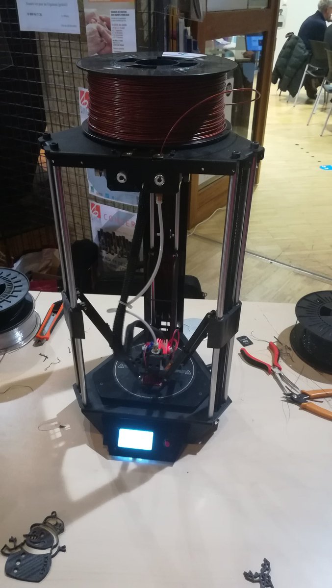 Electroalex26's tweet photo. Démonstration impression 3D avec notre fidèle #MicroDeltaRework de l'atelier robotique. @emotiontech le filament rouge pailleté 😍😍 https://t.co/9aWXogjdgm