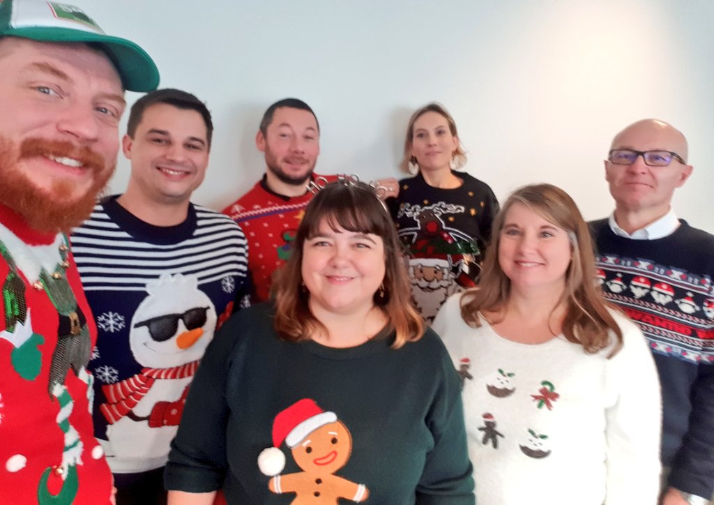 EaGuerch's tweet image. #SecretSanta à l&apos; #AXAAgileCenter ce vendredi. Les pulls moches sont de sortie. La palme revient à @MaelDodin et Christophe évidemment ! 🥕🎅🌲 (le bureau bien rangé au 1er plan est le mien 😝)