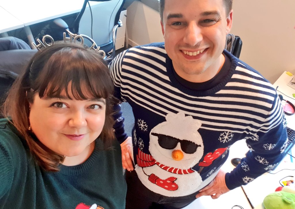 EaGuerch's tweet image. #SecretSanta à l&apos; #AXAAgileCenter ce vendredi. Les pulls moches sont de sortie. La palme revient à @MaelDodin et Christophe évidemment ! 🥕🎅🌲 (le bureau bien rangé au 1er plan est le mien 😝)