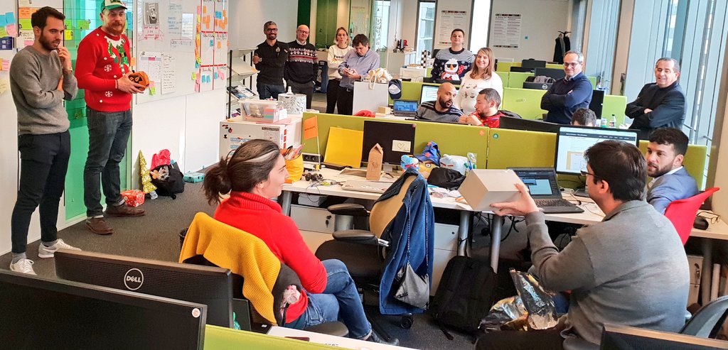 EaGuerch's tweet image. #SecretSanta à l&apos; #AXAAgileCenter ce vendredi. Les pulls moches sont de sortie. La palme revient à @MaelDodin et Christophe évidemment ! 🥕🎅🌲 (le bureau bien rangé au 1er plan est le mien 😝)
