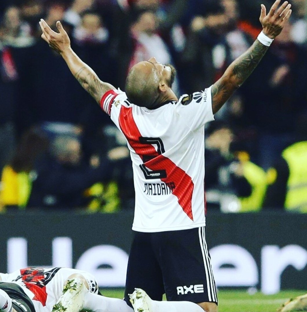 2015 en Núñez. 2018 en Madrid.

El mismo final. Rodillas al suelo y brazos en alto. El mismo pliegue en el 2 de la espalda, provocado por la gloria. Emblema. Líder. Prócer eterno.