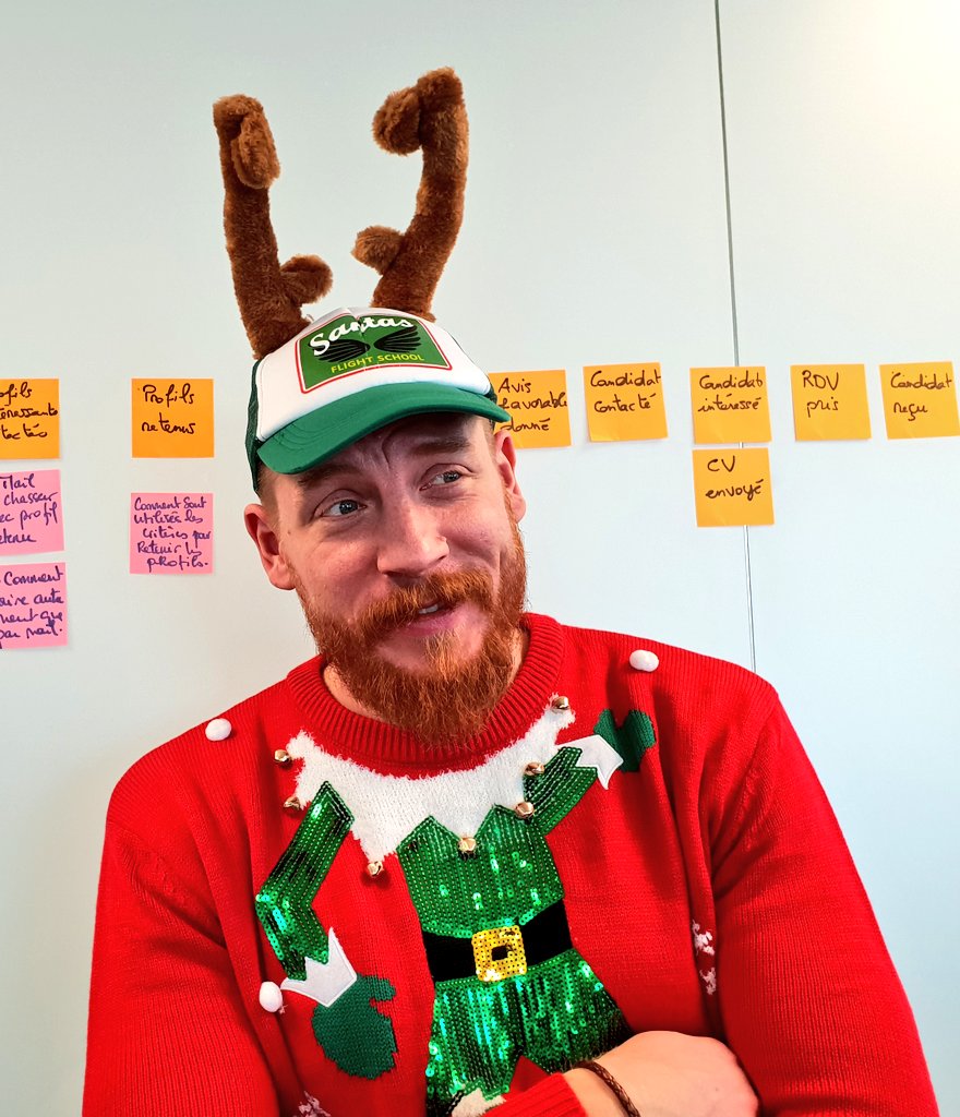 EaGuerch's tweet image. #SecretSanta à l&apos; #AXAAgileCenter ce vendredi. Les pulls moches sont de sortie. La palme revient à @MaelDodin et Christophe évidemment ! 🥕🎅🌲 (le bureau bien rangé au 1er plan est le mien 😝)