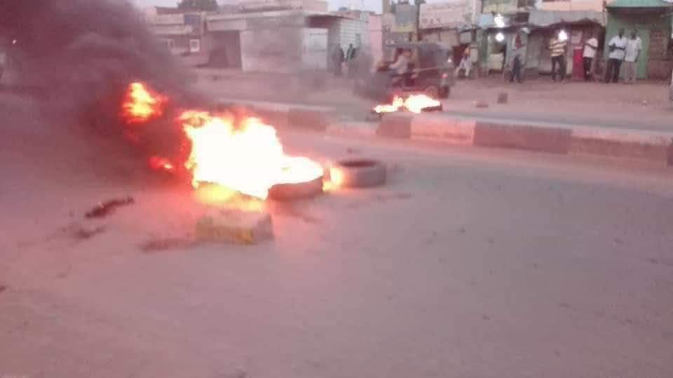 isra_om's tweet photo. تنظيم المظاهرات الليليه في الأحياء والمدن هي الكفيلة بانجاح الثوره وتشتيت اجهزه الامن القمعيه والانطلاقه في نفس الوقت لن يصمد النظام ساعه واحده ورسالة للجيش والشرطه النظاميه الشرفاءقفوا الي جانب شعبكم لقد حانت ساعة الخلاص يكفينا ثلاثه عقود لقد جف الزرع والضرع
#مدن_السودان_تنتفض https://t.co/Q4Hmzi1Y61