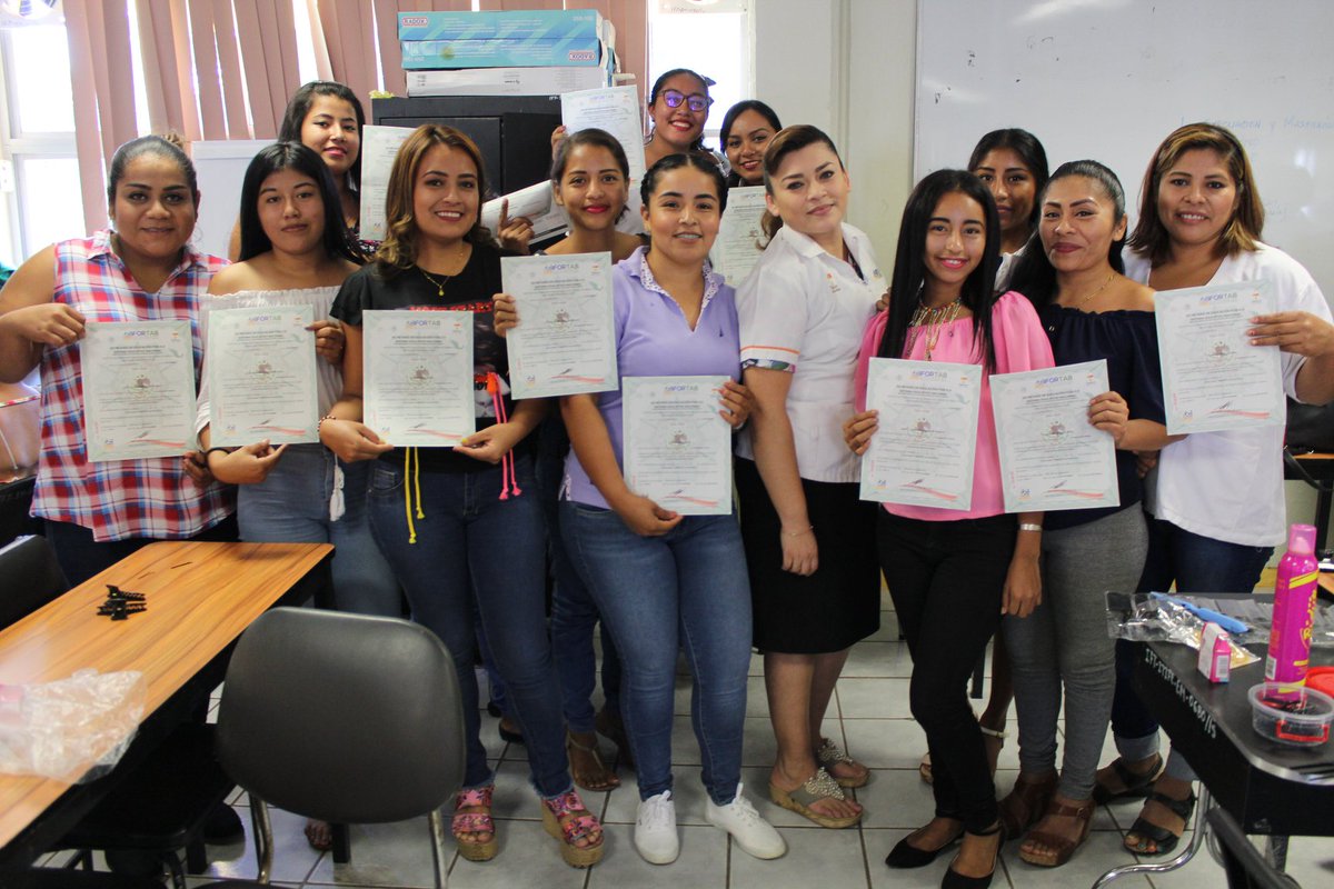 Entrega de Constancias del Curso de Cuidado de Manos y Pies de la  especialidad de Estilismo y Diseño de Imagen que se impartió en plantel #Nacajuca del #Ifortab con horario de Lunes a  Viernes  de 13:00 a 15:00 pm. Felicidades por su esfuerzo. 
 #Ifortab #capacitación #Navidad