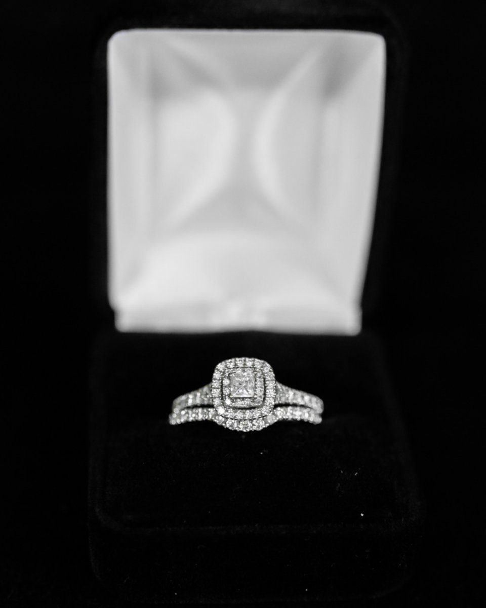 ManchesterPawn's tweet photo. And on the next day of Christmas, my true love gave to me a fine piece of jewelry. https://t.co/m92xmvSbUk