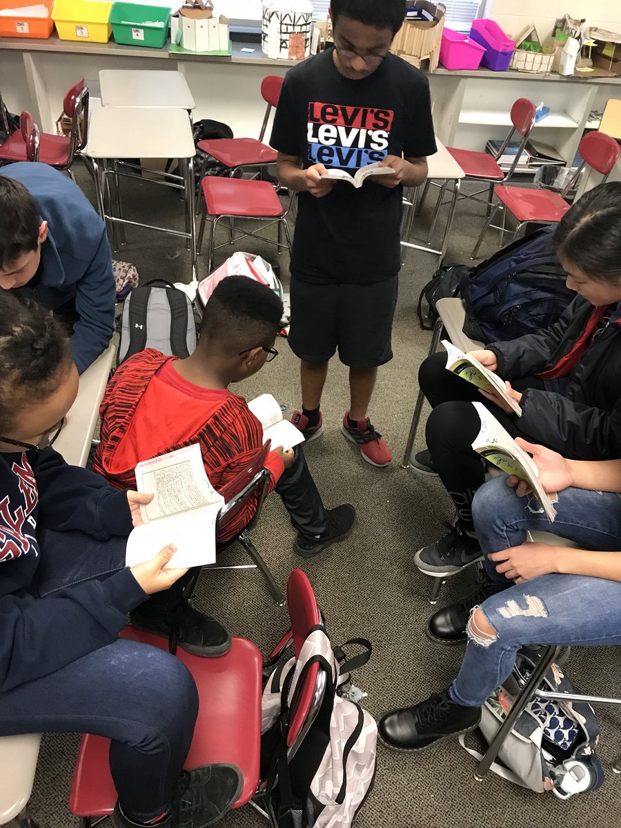 CColeman8_4's tweet photo. Students performing Act 3, scene 2 in small groups.  #MidsummerNightsDream #MSND #SalemProud https://t.co/uoCSAYkdHG