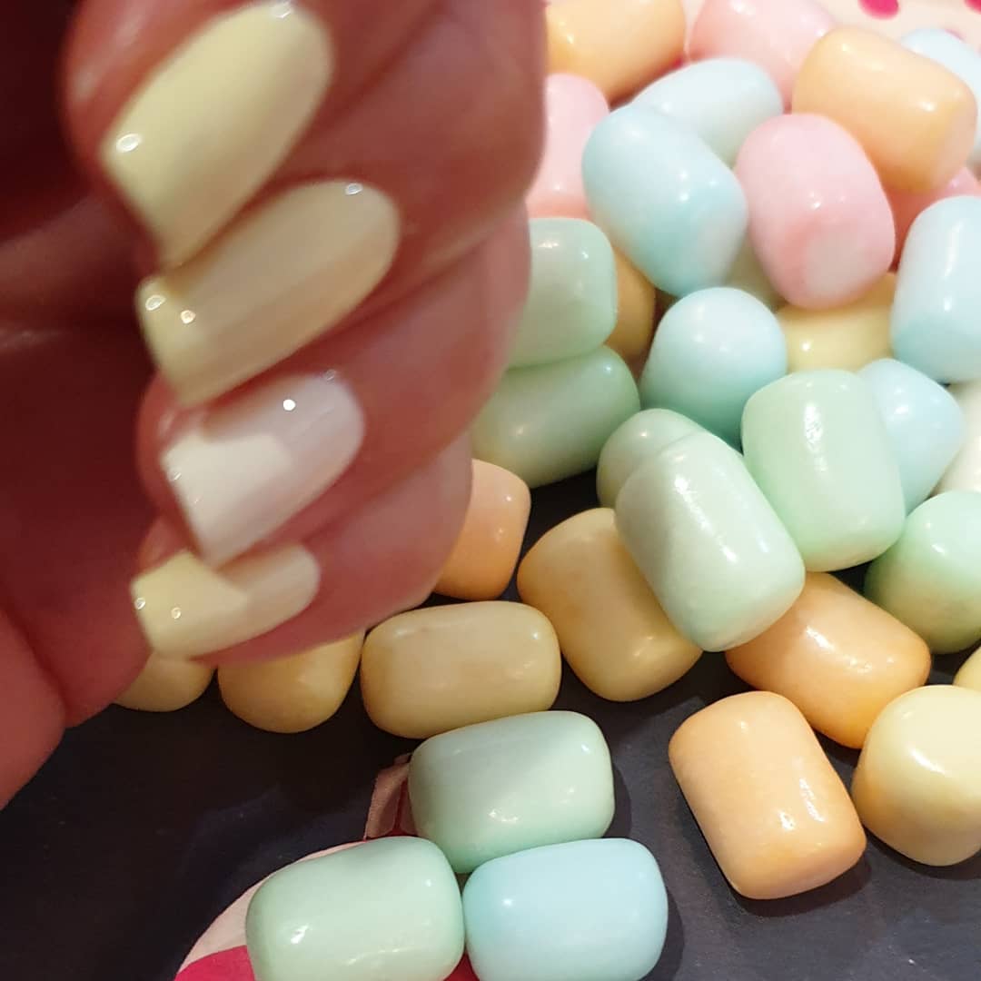 nabila_cassim1's tweet photo. When the #Candy #Coated #Marshmallows matches my @essie @EssieFan #Chillato https://t.co/9Nte1RLPwd