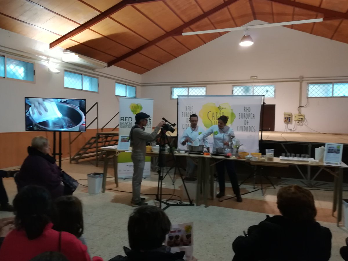 mayhuelva's tweet photo. Arrancamos el #showcooking de #SaborSur en #Paymogo @consorciofr @RedGuadalinfo @mafaldaenred @CGpaymogo https://t.co/R1AcNGiTpv