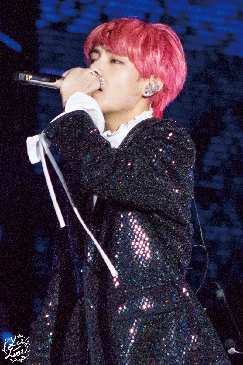 YuLouforBTS's tweet photo. 181209 LOVE YOURSELF WORLD TOUR in TAOYUAN
#BTS #방탄소년단 #뷔 #태형 https://t.co/3E0POv7t2W