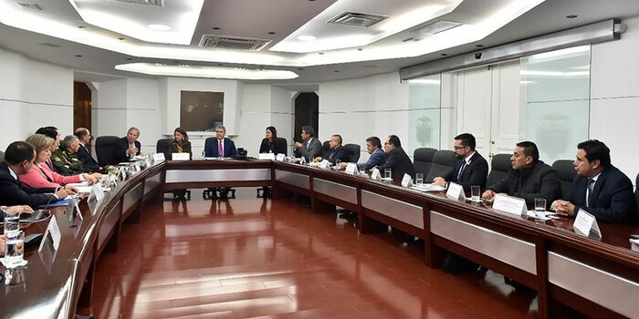Colfecar's tweet photo. Gobierno y transportadores de carga reiteran compromiso de trabajar concertadamente + info https://t.co/7n5dUI2Hru #Colfecar2018 #Presidenciacolombia #Vicepresidenciadecolombia #Mintransporte #transportadoresdecolombia https://t.co/JPSdcG4rIs