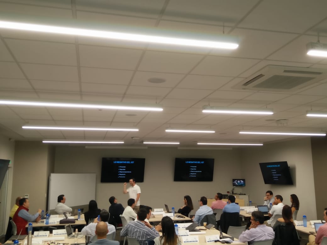 Hoy nos encontramos impartiendo un taller de #Designthinking. Además hablamos de cómo la tecnología incide en la productividad de las organizaciones en <a href="/ExEdINCAE/">Stanley McGovern</a>