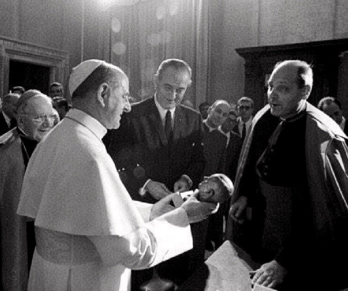 BeschlossDC's tweet photo. Classic image of LBJ presenting bust of himself to Pope Paul VI before Christmas 1967, Vatican City:          #NARA https://t.co/ukq9c0iFYD