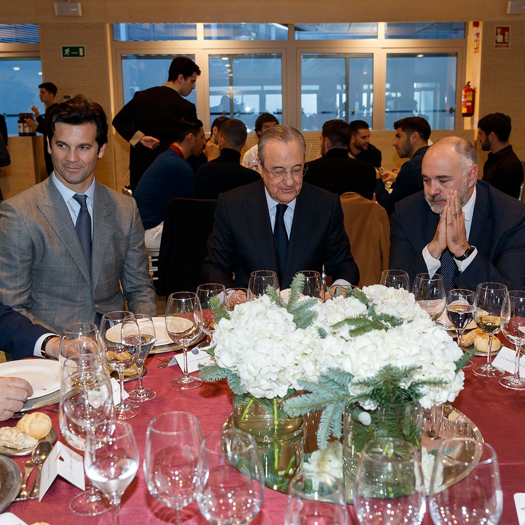 ⚽🍽🏀 Las plantillas de fútbol y baloncesto celebran la comida de Navidad.
@realmadrid | @RMBaloncesto