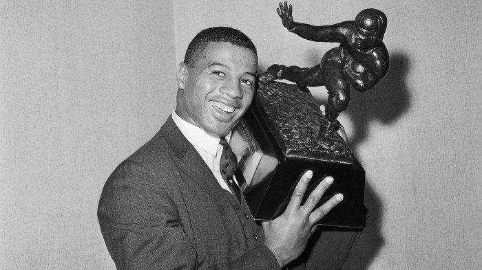 Happy Birthday Ernie Davis, the first Black player to win the Heisman Trophy. 