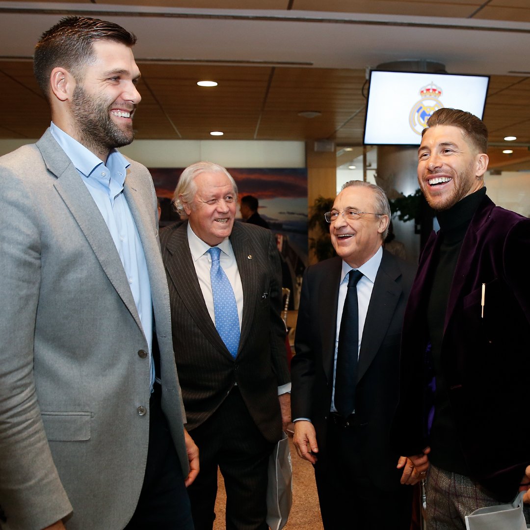 β½π½π Les Γ©quipes de football et de basket ont cΓ©lΓ©brΓ© le repas de NoΓ«l.
@realmadridfra | @RMBaloncesto