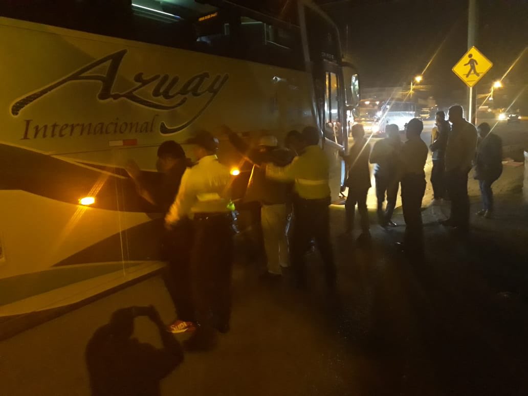 goberazuay's tweet photo. .@PoliciaEcuador realizó operativo de control de buses en el sector El Ramal para prevenir hechos delictivos en el transporte interprovincial hacia Machala. Resultados: 

✅ 6 buses revisados 
✅ 86 personas registradas 

#UnidosPorAzuay https://t.co/d84a0uSdBf