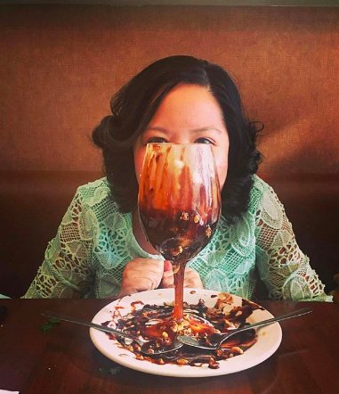 BRING ON THE MESSY SUNDAE!!! #fridaymood 🍨🍫 

[📷: Sallyeatsherfeelings on IG]