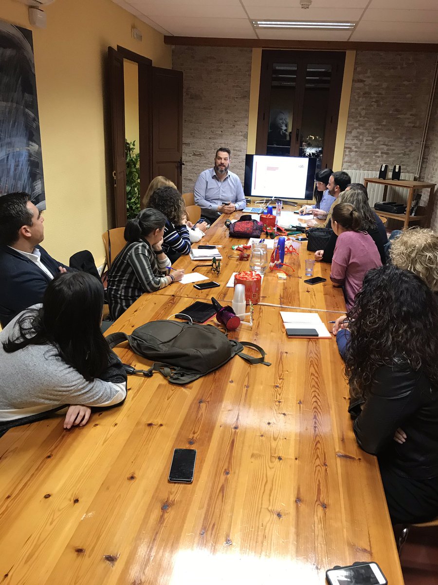 PSCBaix's tweet photo. Darrer taller del #pladecomunicació del PSC #Baixllobregat amb Cristian Rastrojo parlant sobre la web com a eina de difusió,cerca i identitar; i Cristobal Avilés en un taller pràctic sobre estratègies de campanya ✊🌹
#formacio #comunicacio #equipdecomu https://t.co/u9TdJ3zrob