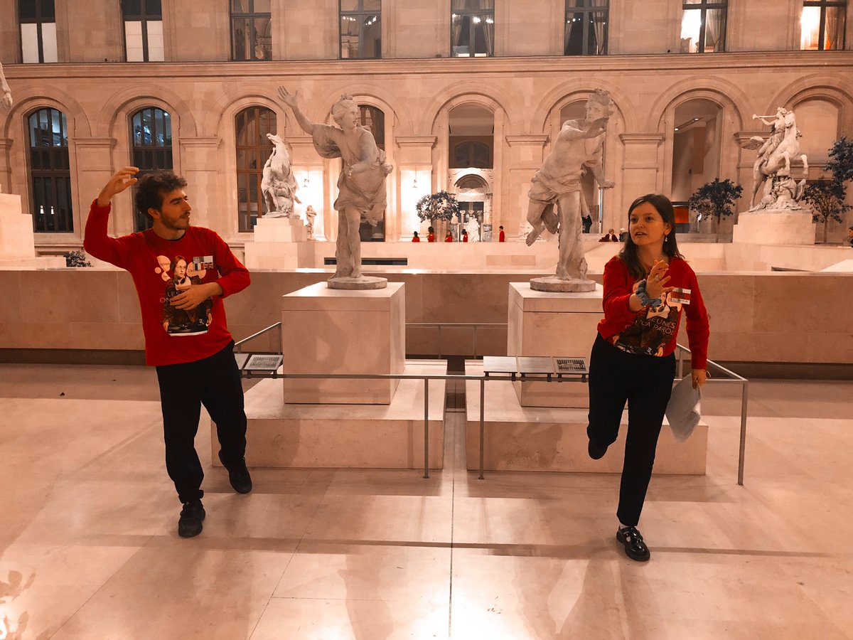 MdpecParis1's tweet photo. On commence avec #ApollonpoursuivantDaphné (et non l’inverse sinon ca aurait été drôle) de #Coustou au @MuseeLouvre pour les #JOPLouvre. 
Que se cache derrière des mouvements s’apparentant à une danse ...? #mediation https://t.co/zIsTFNZPbD