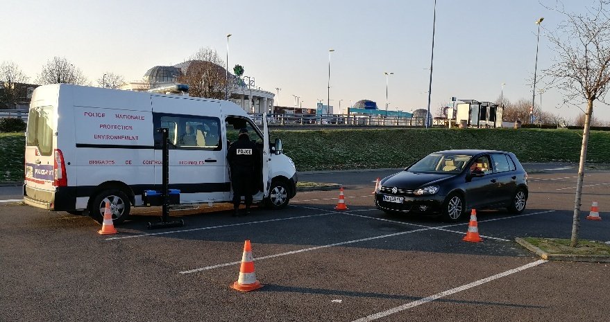 Prefet77's tweet photo. Derniers contrôles gratuits par le BCT de @PoliceNationale de #SeineEtMarne à @VilleChelles : 11 Vl contrôlés. Aujourd'hui prend fin la campagne éclairage et conseil gratuits par #DDSP77. Merci pour cette action 👏 https://t.co/SUFrzMDObj