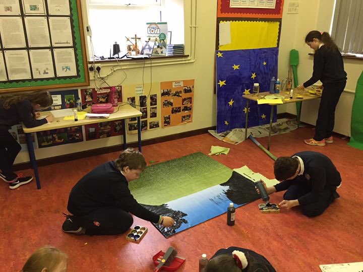 coolbockns's tweet photo. Set design in full swing here and great teamwork as we prepare for our Christmas Concert. Looking forward to seeing you all on Wednesday at 10:00am in the school for lots of festive fun! #itsbeginningtolookalotlikechristmas https://t.co/eZUCst0nEt