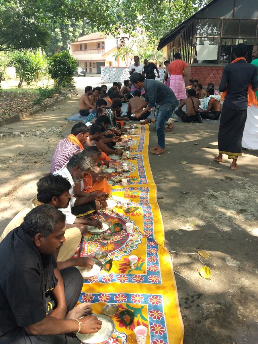 AarahimAdv's tweet photo. ബിജെപിയുടെ ഹർത്താലിൽ ഭക്ഷണവും ദാഹജലവും കിട്ടാതെ വലഞ്ഞത് അയ്യപ്പ ഭക്തർ ഉൾപ്പെടെയുള്ള യാത്രക്കാർ.അവർക്ക് ഭക്ഷണവും ദാഹജലവുമൊരുക്കി ഡിവൈഎഫ്ഐ. സംസ്ഥാനത്തെ വിവിധ കേന്ദ്രങ്ങളിൽ നിന്നുള്ള ദൃശ്യങ്ങൾ. https://t.co/CTKtJuUtZU