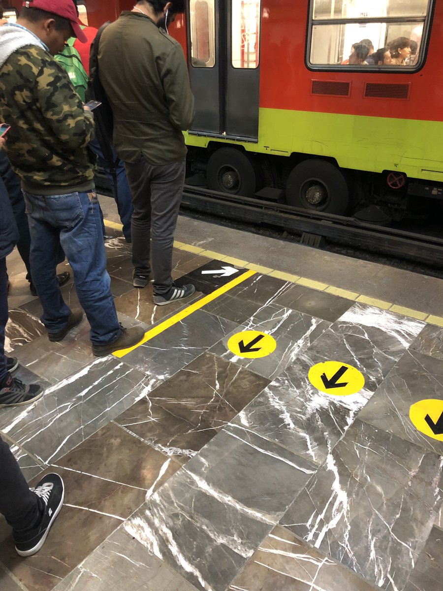 ChumelTorres's tweet photo. Los chilangos están formados en donde está señalizado, ordenadamente y sin brincarnos la fila.

¿Es este un milagro de la Navidad? ¿Es esta la famosa cuarta transformación? ¿Estoy en SUECIA? https://t.co/HjpmUtoG4W
