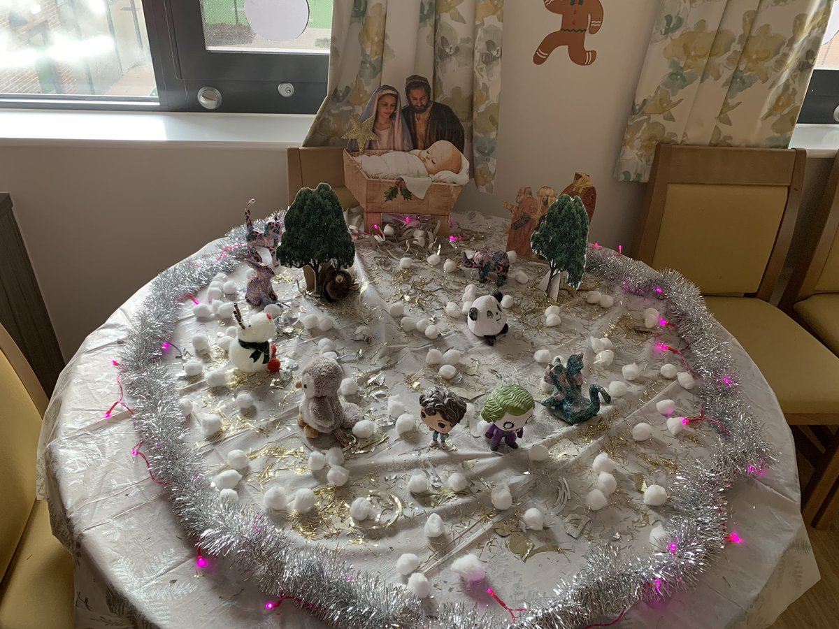 simbakay1's tweet photo. Just some of the amazing decorations by service users and staff on all of the wards @cygnethealth Maidstone Hospital. Very impressive 👏👏👏👏#teammaidstone https://t.co/DYFK9uiAGx