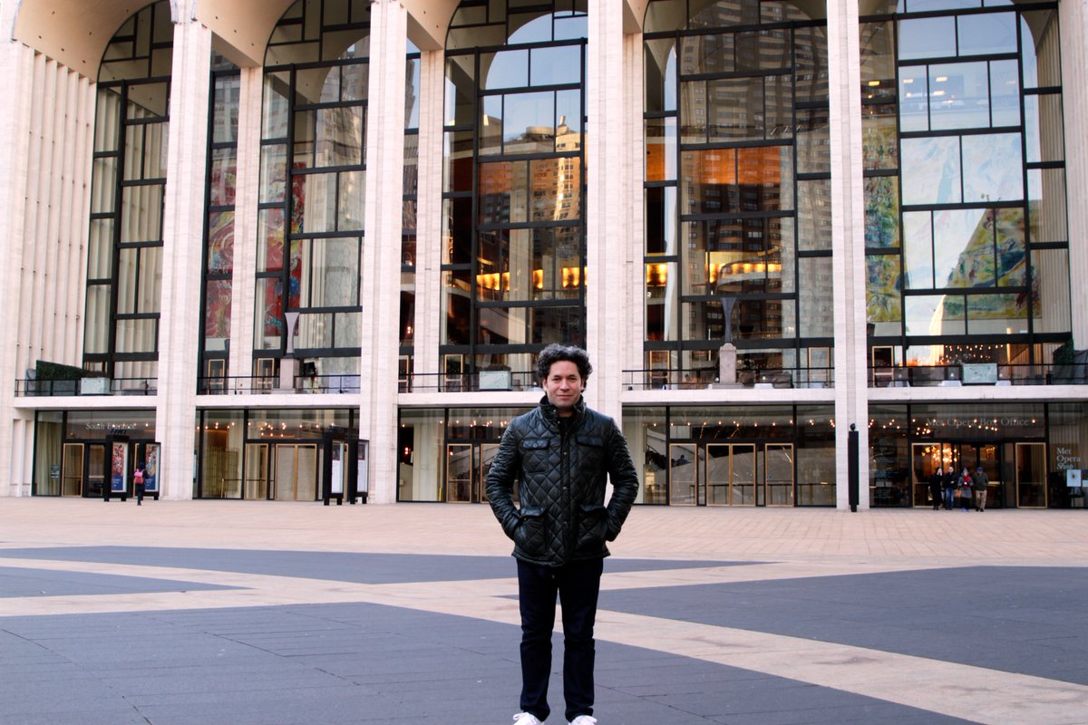 GustavoDudamel's tweet photo. ¡Estoy muy emocionado por hacer mi debut esta noche en el @MetOpera dirigiendo "Otello" de Verdi! // Thrilled to be making my debut tonight at the @MetOpera conducting Verdi’s "Otello!" https://t.co/Cz7KgKAZsC