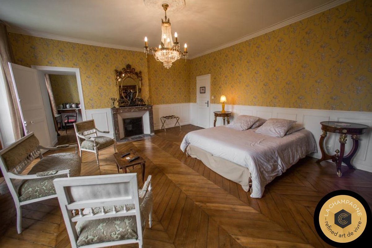 [ Elégance ]

Situé aux portes de la Champagne, venez découvrir les charmes du Château de la Marjolaine. Laissez-vous séduire par sa #cuisine traditionnelle française, son #bar à #Champagne et ses #visites de caves.